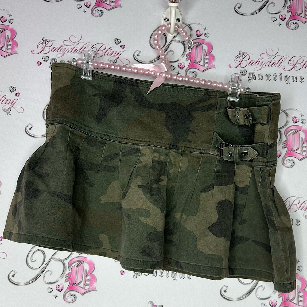 F21 skirt mini ruffle Camouflage Mini Skirt with Buckle Detail y2k camo micro
